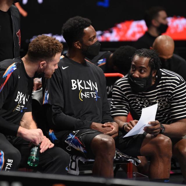 乐鱼网页版-雄鹿连扳两场大胜篮网 欧文伤退死神独木难支